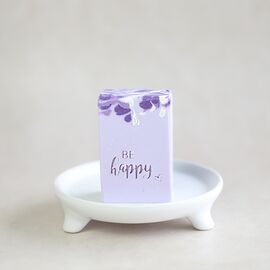 Handgemachte Lavendel-Naturseife mit floraler Verzierung – ideales kleines Geschenk